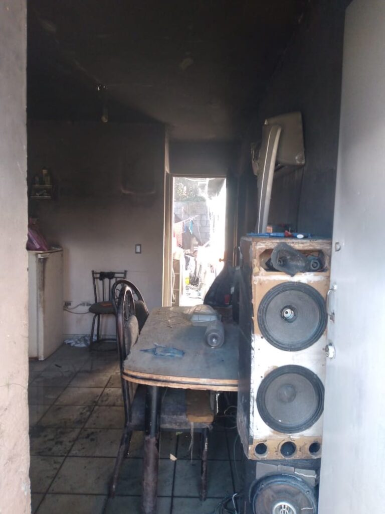 Interior de la vivienda con daños por el incendio.