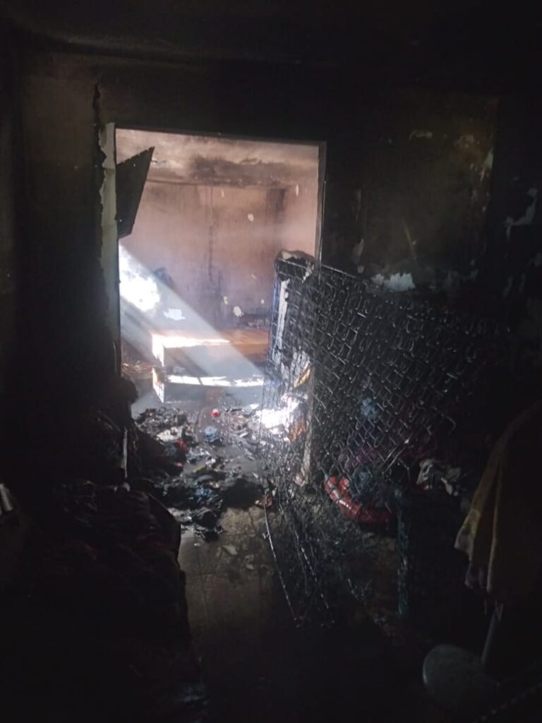 Interior de la vivienda con daños por el incendio.