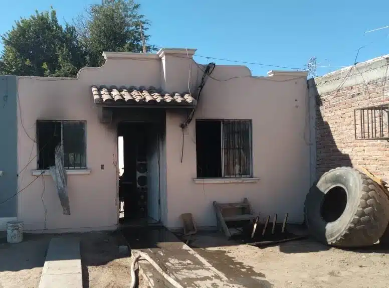 Casa incendiada en el fraccionamiento Prado Bonito, en Los Mochis.