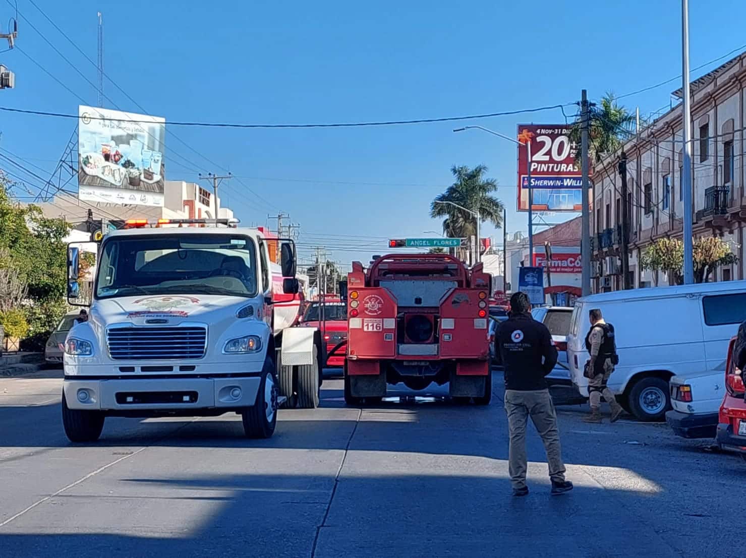 Cuerpos de bomberos de Los Mochis acuden al centro de la ciudad para sofocar el incendio en una bodega