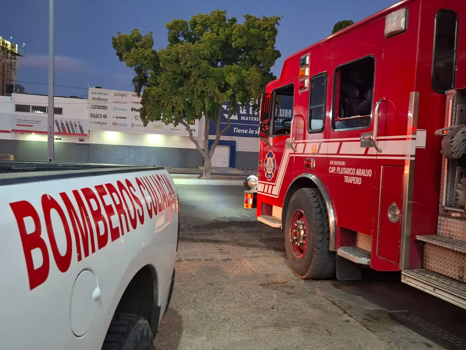 Incendio maleza fuera de control alcanza agencia en Culiacán