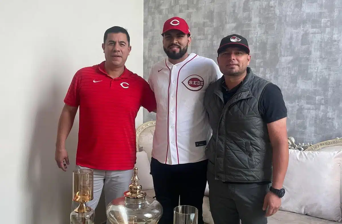 Irvin Ramón firma para los Rojos de Cincinnati