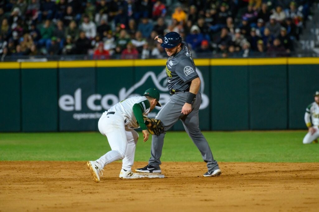 Isaac Rodríguez intenta poner out en segunda base