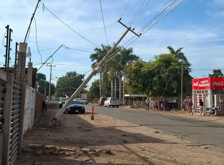 Iván pierde control en una curva y se estrella y derriba un poste de luz en Guasave