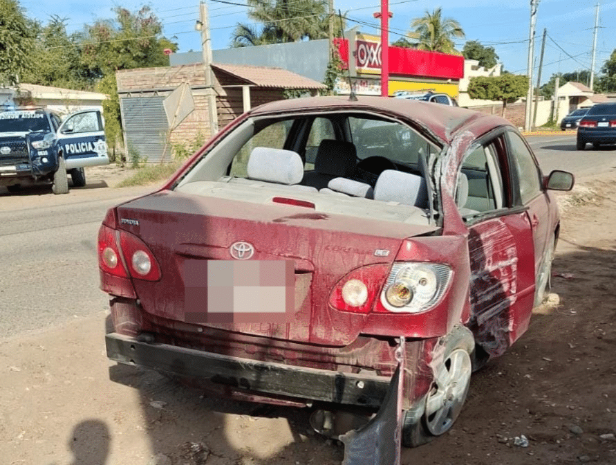 Iván pierde control en una curva y se estrella y derriba un poste de luz en Guasave