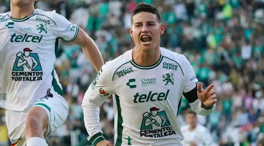 James Rodríguez utilizando el jersey del Club León.