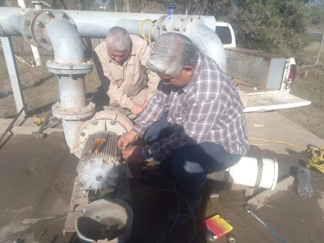 Personal de Japama arreglando la falla en la planta de Compuertas.