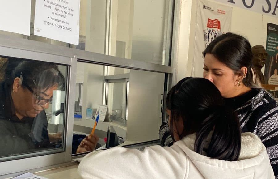 Registro de identidad para el menor e hijo de jornaleros rarámuris en oficinas del gobierno de Sinaloa