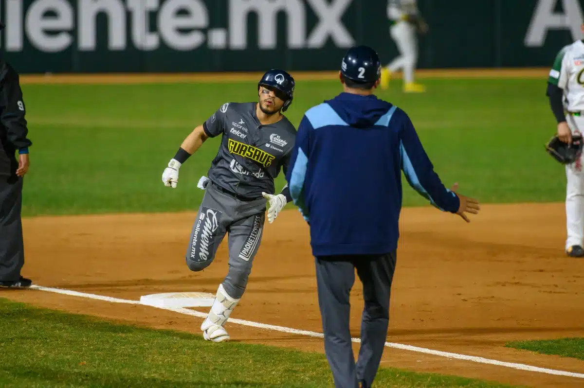 Jorge Flores dio jonrón en noche de cuatro imparables