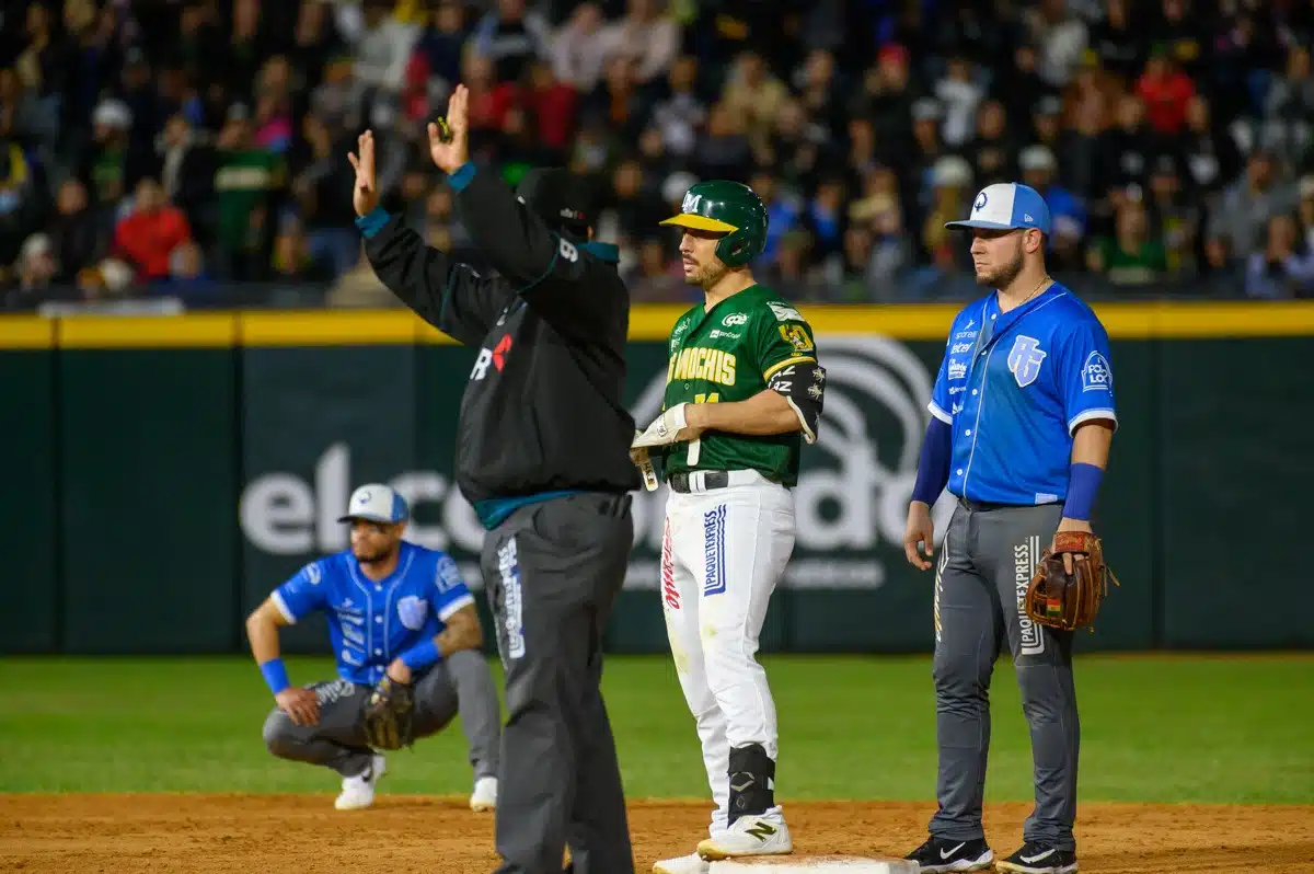 Jorge Flores, Isaac Rodríguez y Ángel Erro, en el Chevron Park en el inicio de los playoffs