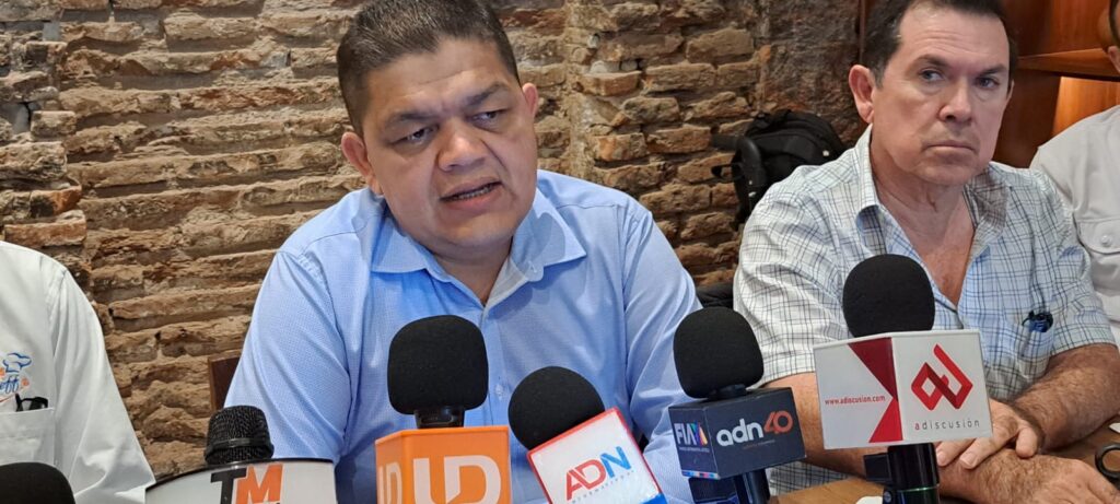 Julio César Silvas Inzunza en rueda de prensa