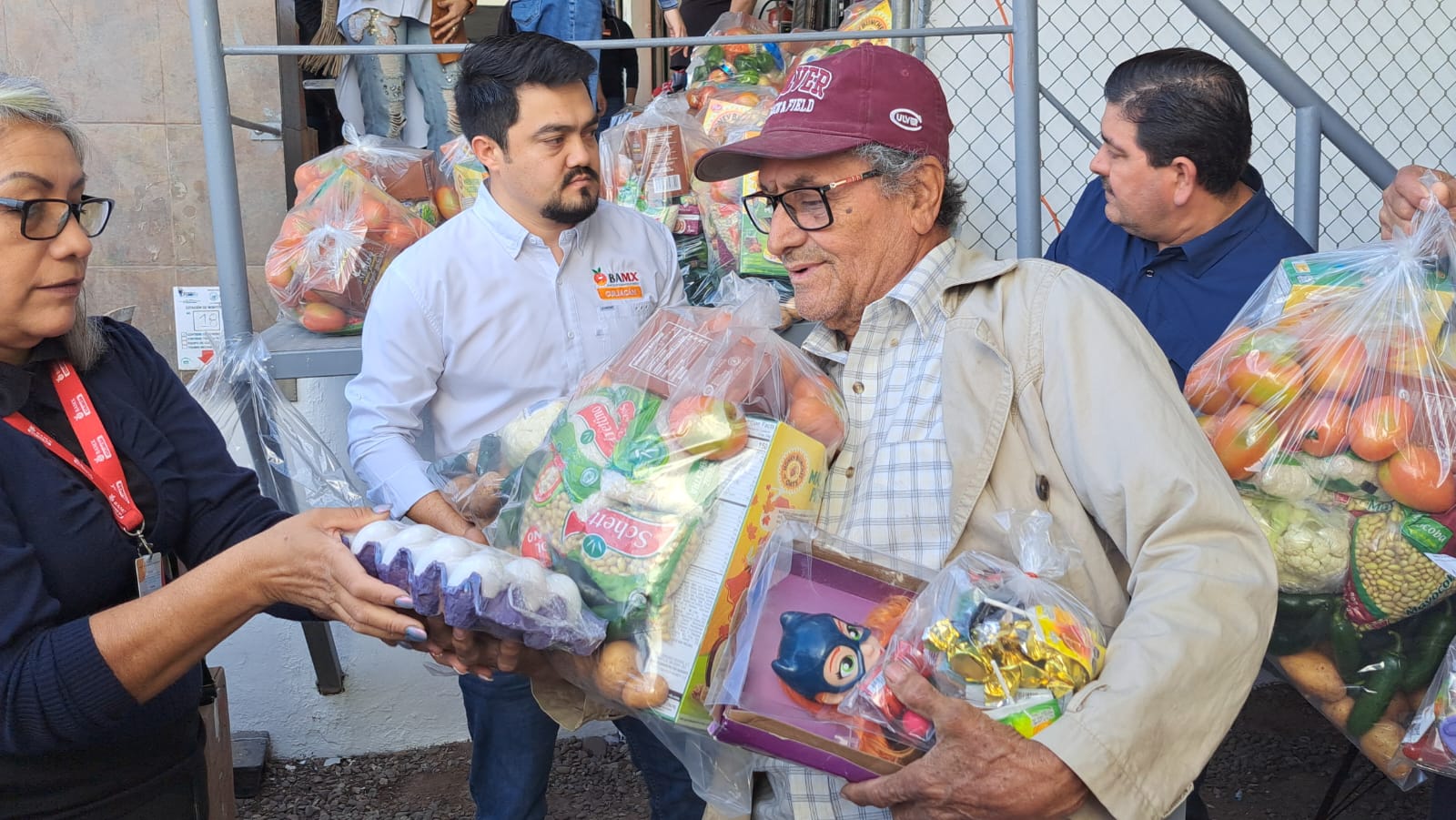 Julio Preciado y el Banco de Alimentos entregan despensas y juguetes a músicos y meseros en Culiacán