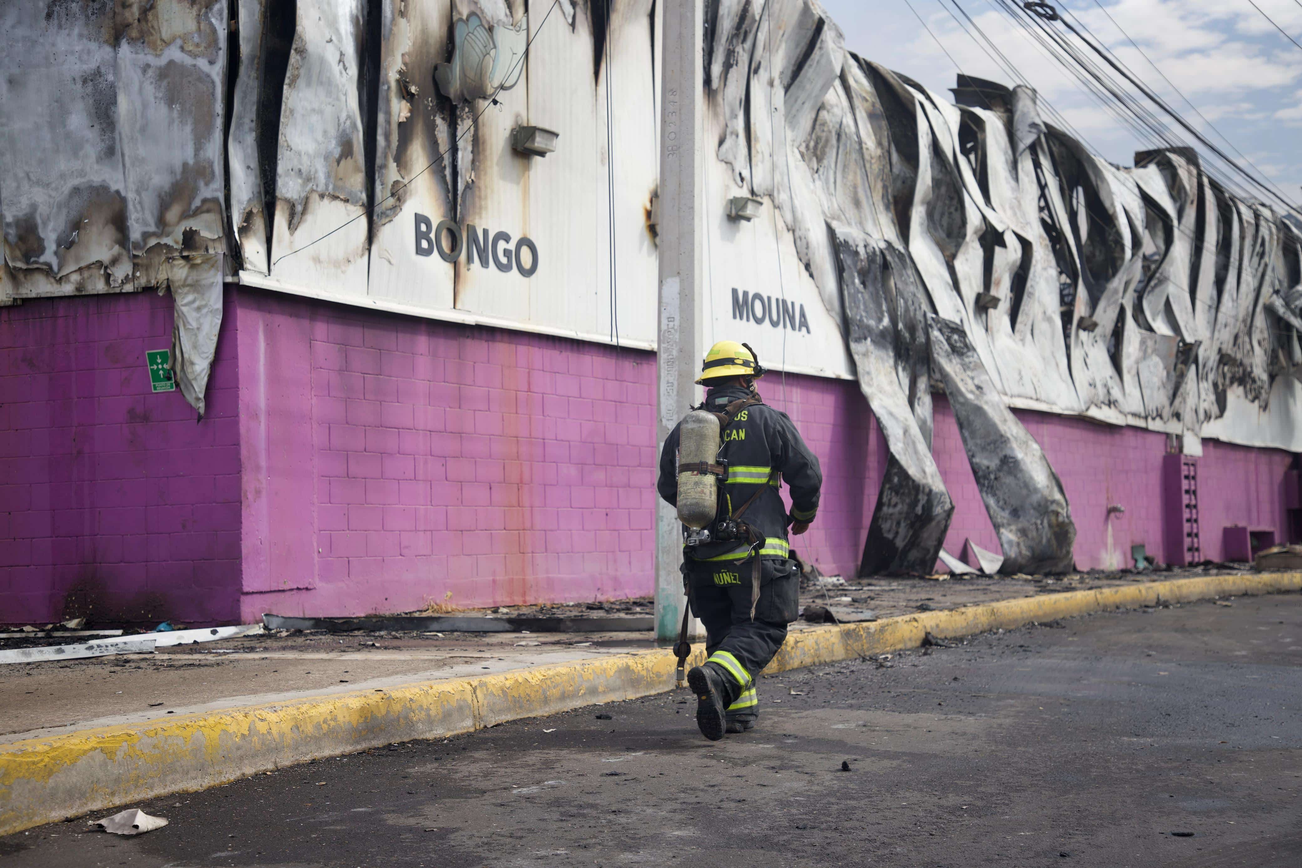 Lesionado en incendio de plaza continúa hospitalizado