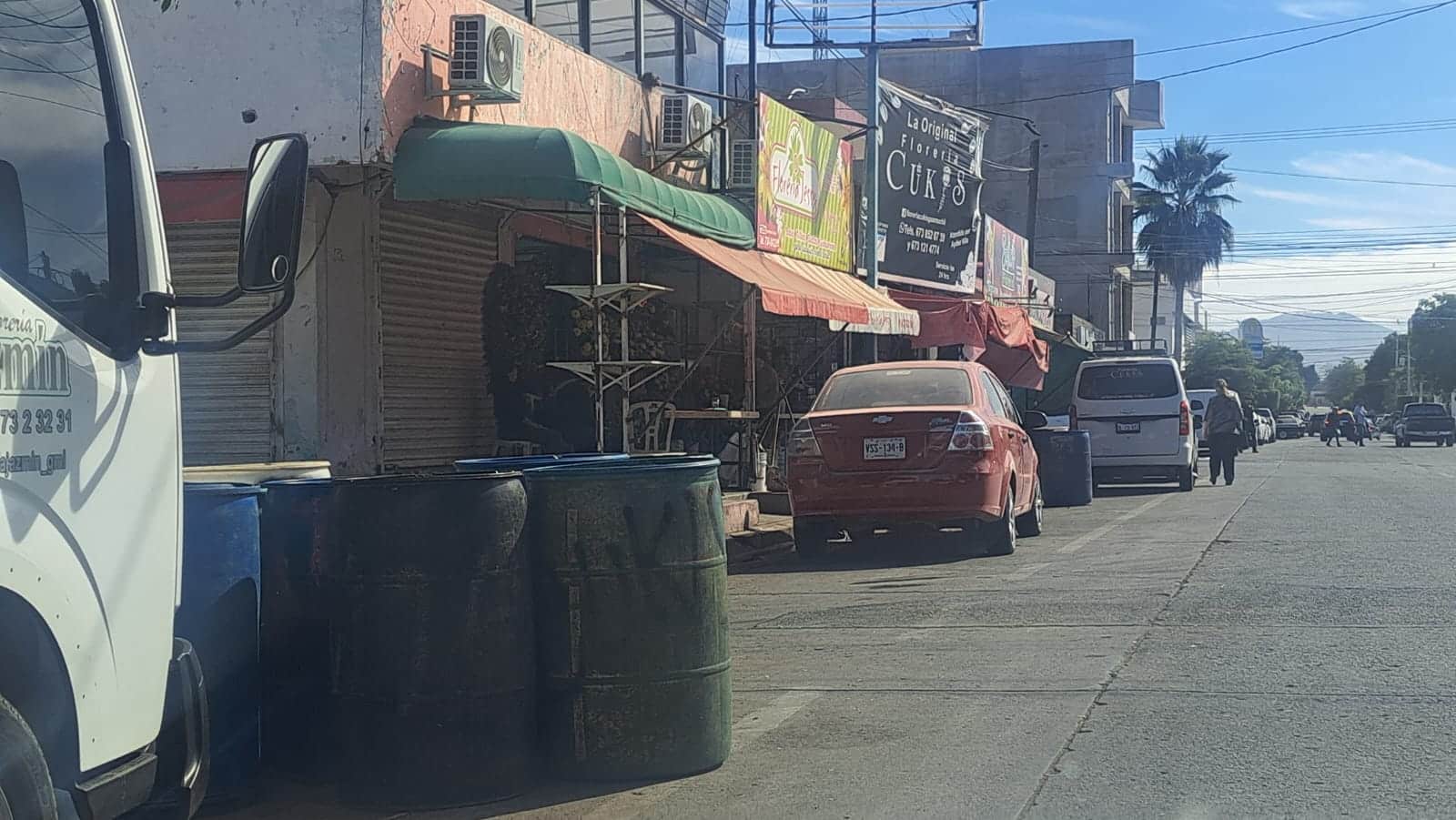 Tambos que se utilizan para apartar estacionamiento en Guamúchil