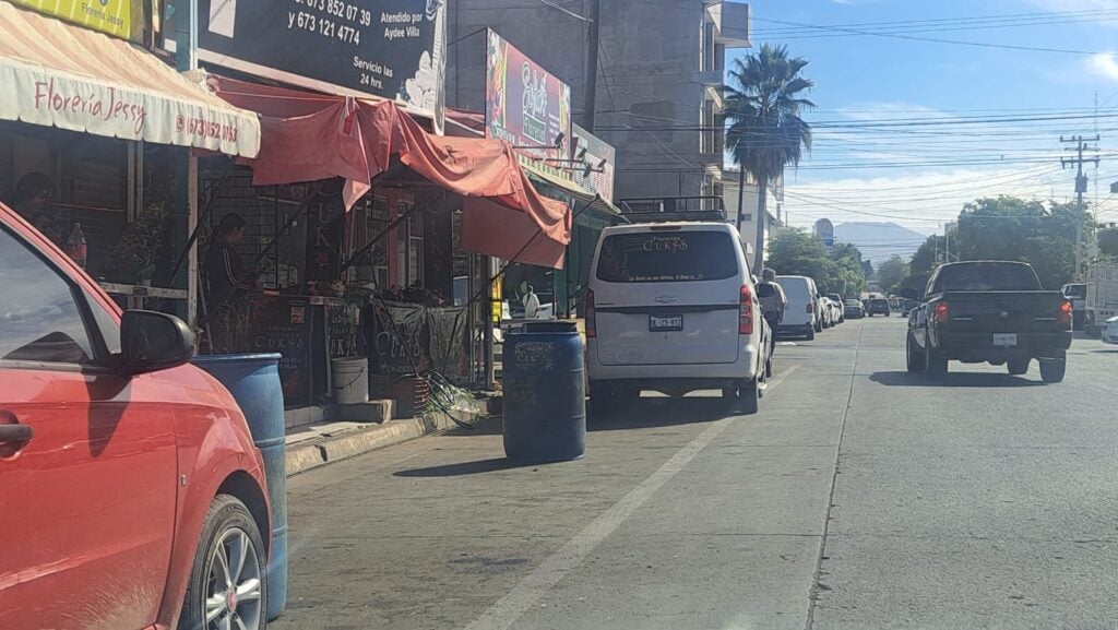 Tambo obstruyendo espacio público para estacionarse