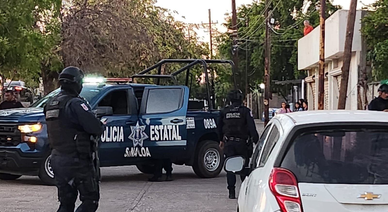 Localizan a hombre asesinado a bordo de un vehículo