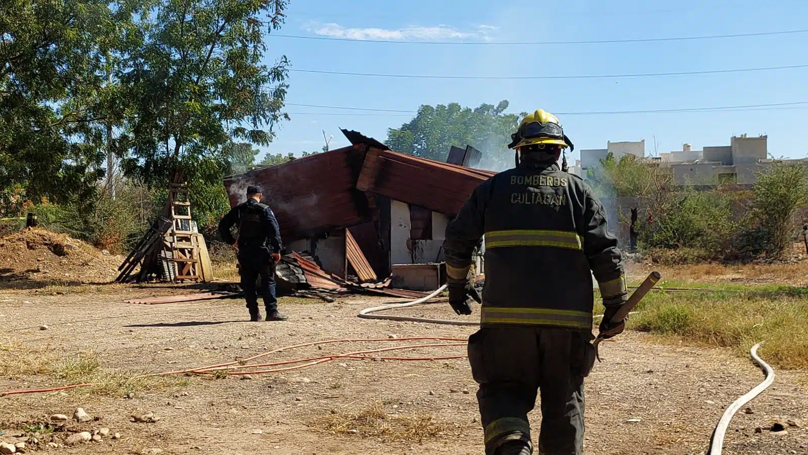 Casa de lámina y madera con daños por incendio