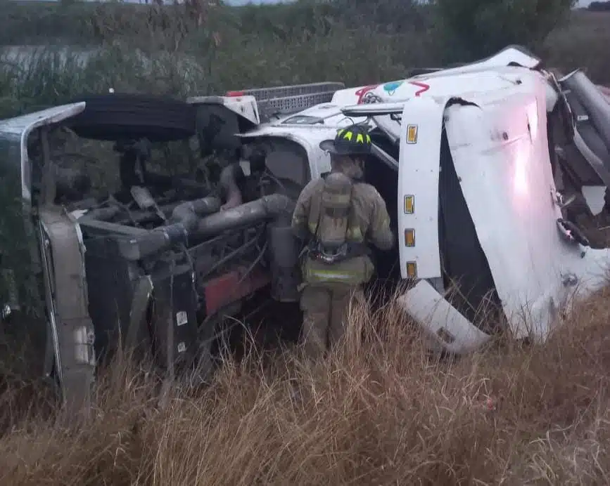 Localizan tráiler con cisterna volcado y abandonado a un costado de la México 15 en Guasave