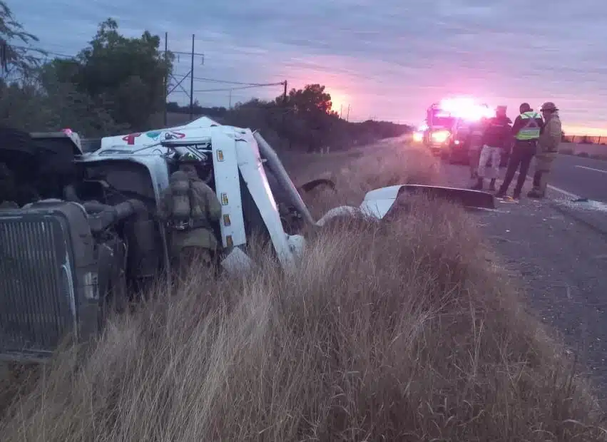 Localizan tráiler con cisterna volcado y abandonado a un costado de la México 15 en Guasave