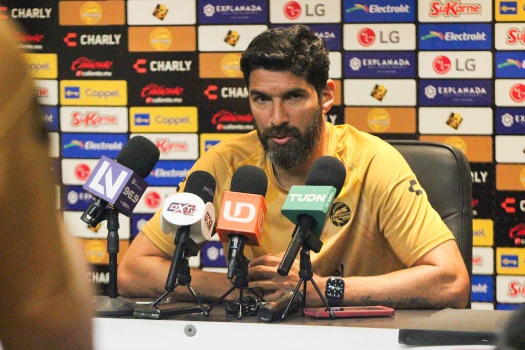 El DT "Loco" Abreu durante conferencia