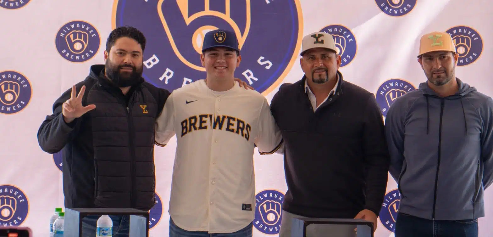 Luis Aguayo junto a los representantes de Cerveceros y de la Academia.