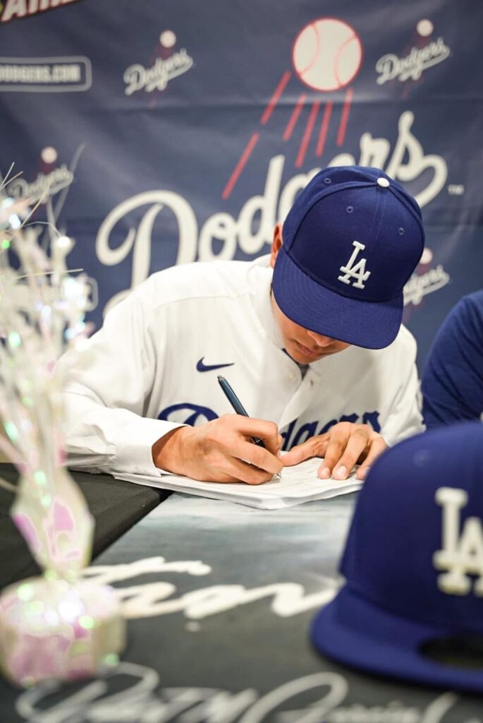 Luis Gámez firmando con los Dodgers.