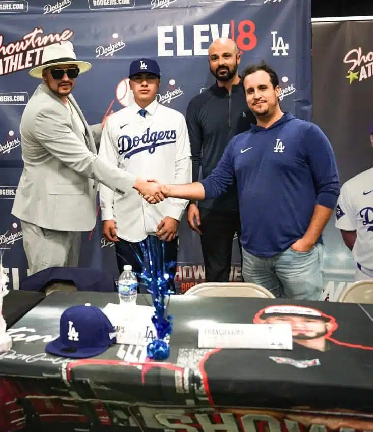 Luis Gámez en su firma con los Dodgers de Los Ángeles.