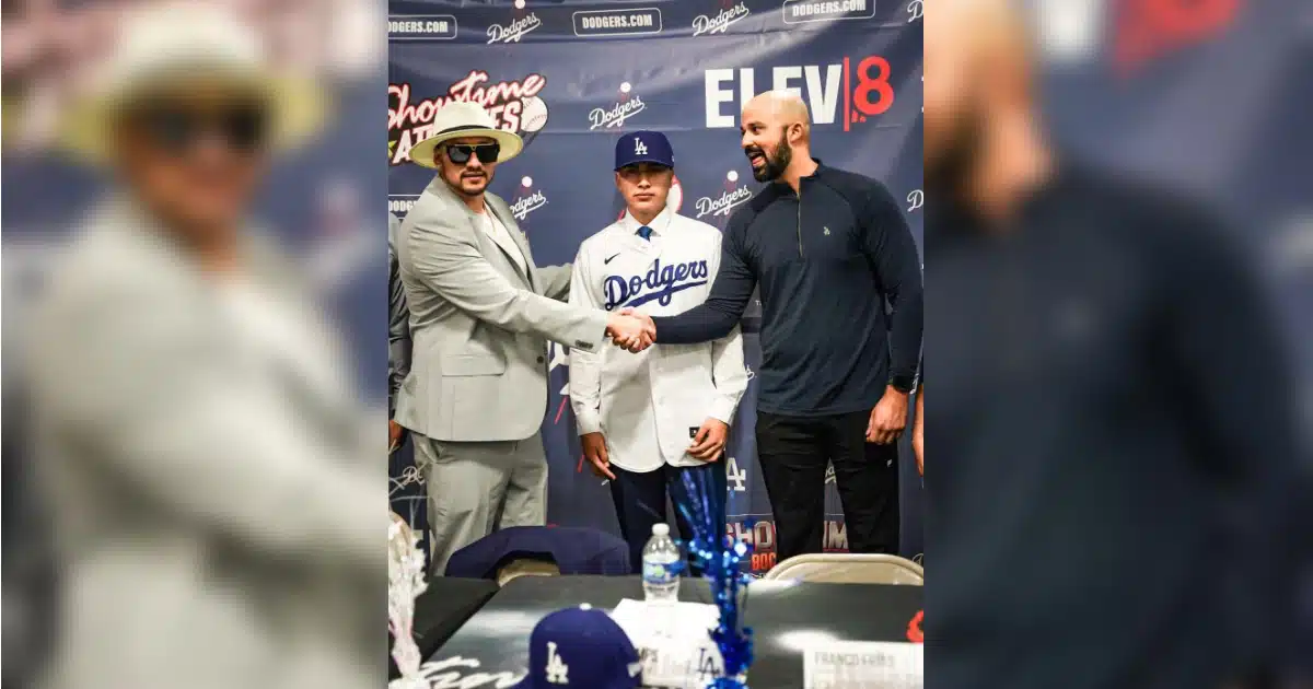 La firma de Luis Gámez, joven ahomense firmado para Dodgers de Los Ángeles; su hermano Tadeo Gámez, ya había firmado para los Cachorros de Chicago