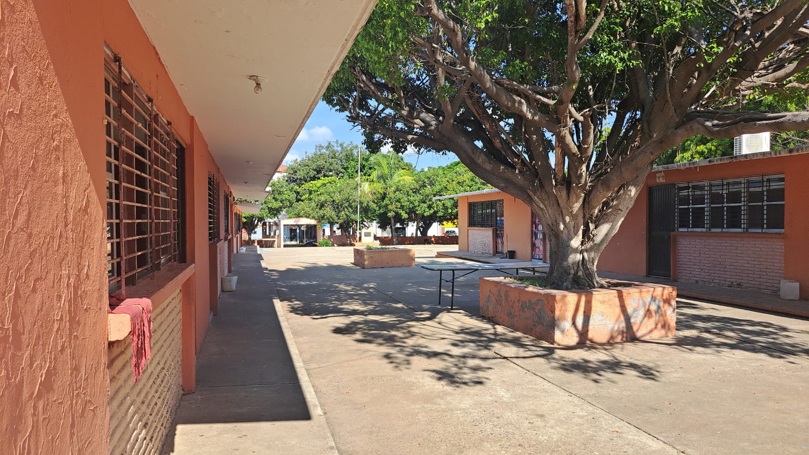 Escuela vacía y con aulas cerradas