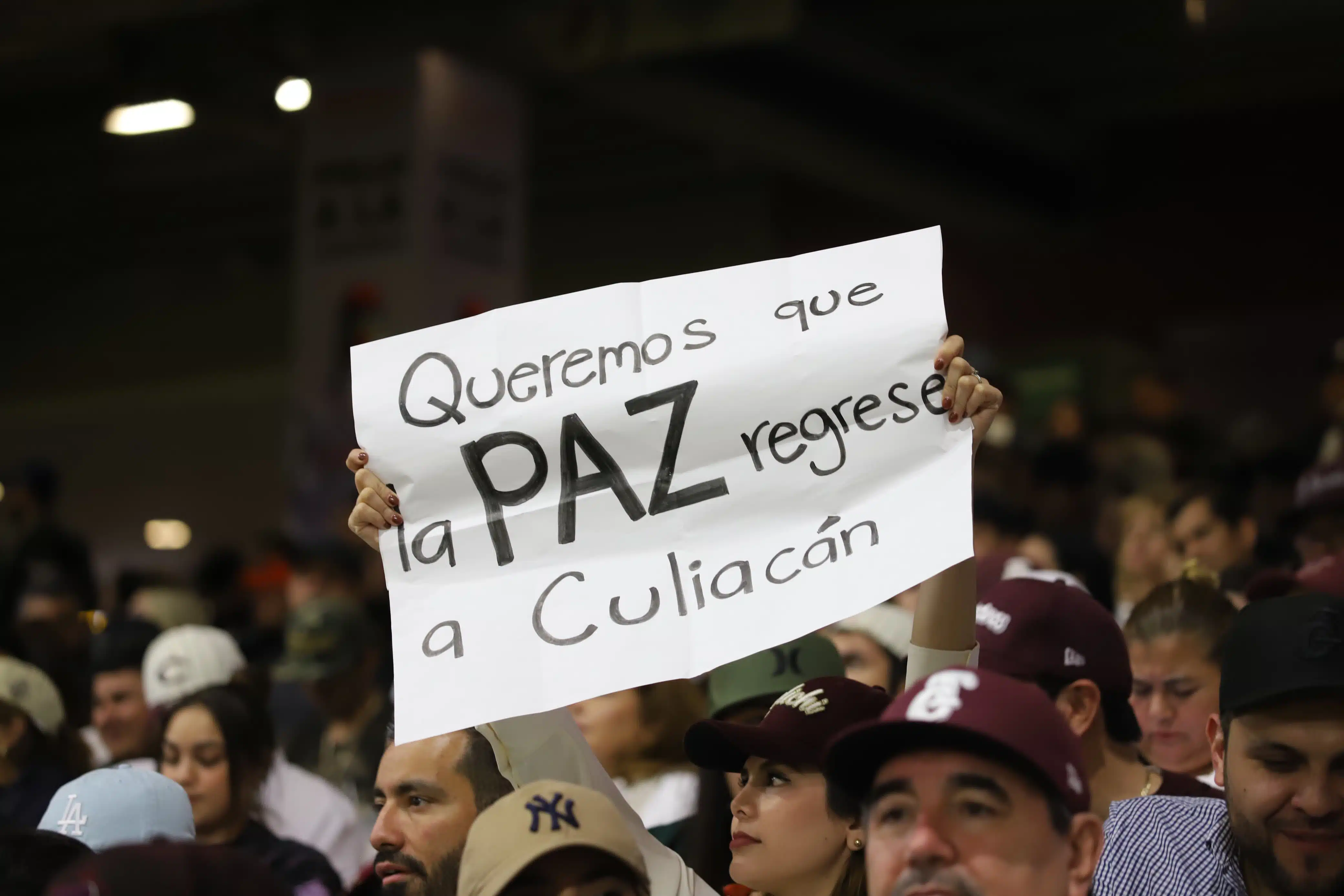 Pancarta con mensaje de paz a la entidad durante el sexto juego de Serie Final de la LMP