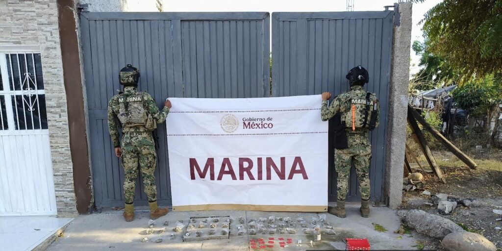 Marina con los envoltorios de presunta droga que fueron asegurados.