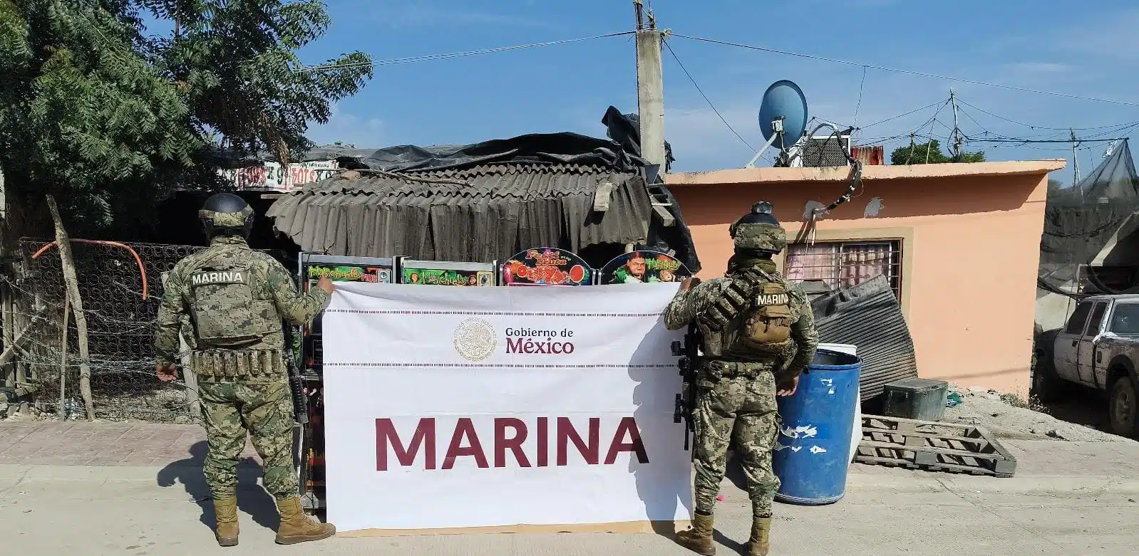 Marina con las máquinas tragamonedas aseguradas en Rosario.