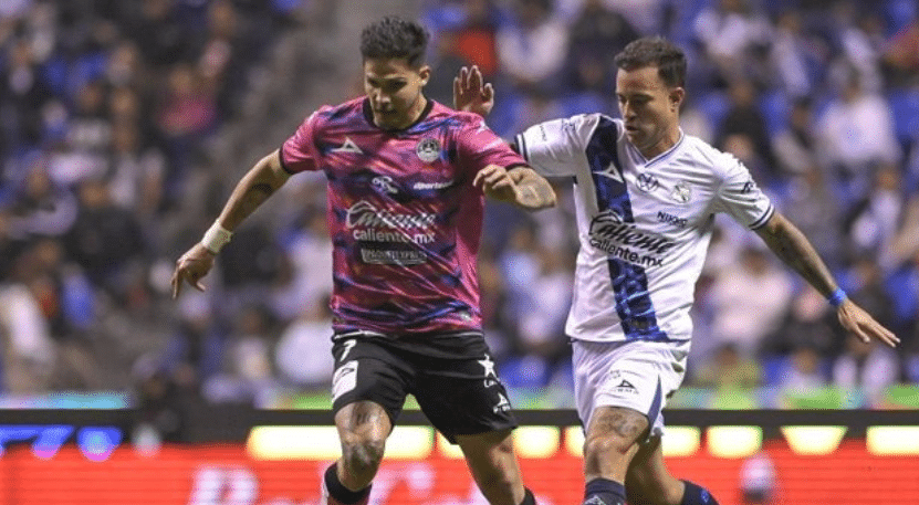 Jugadores de Mazatlán FC y Puebla durante el partido de la Liga MX