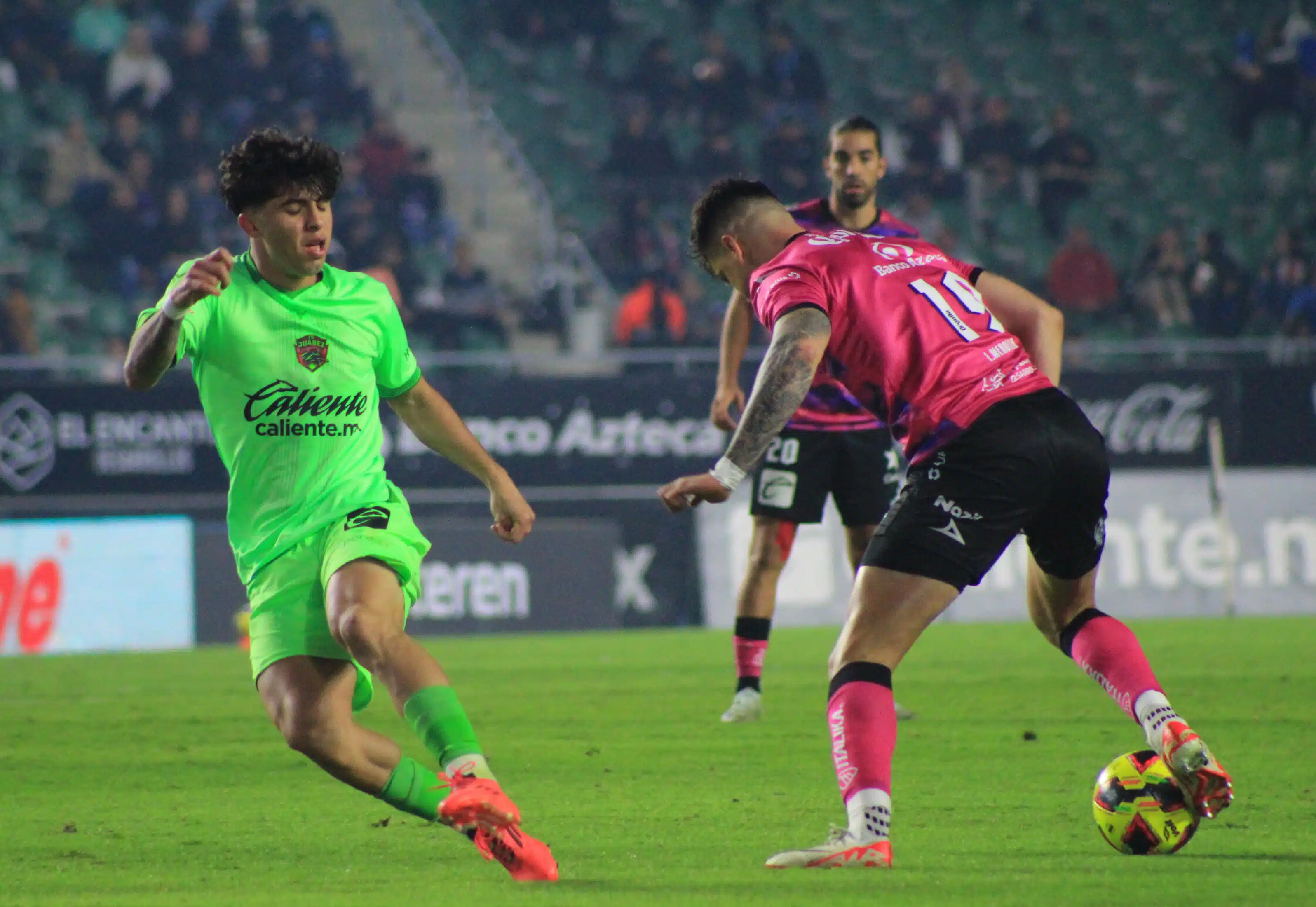 Juego entre Mazatlán FC y FC Juárez en el Clausura 2025.