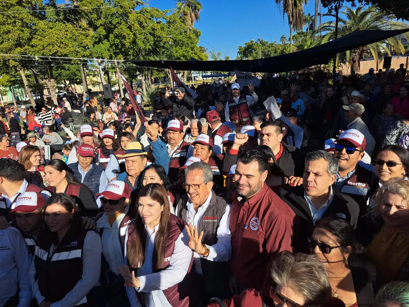 Merary Villegas Sánchez, presidenta de Morena en Sinaloa, y diputados locales, en el evento de afiliación al partido político