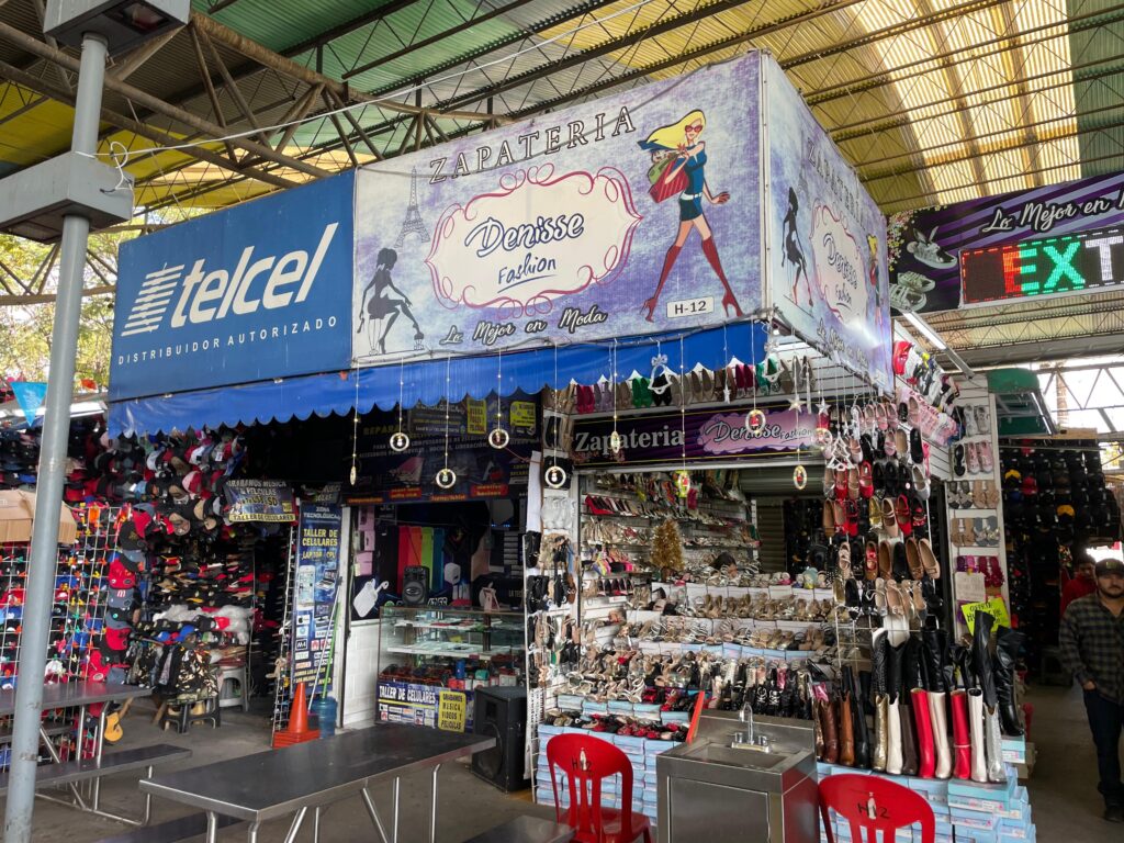 Puestos en el mercado Zona 30 de Los Mochis.