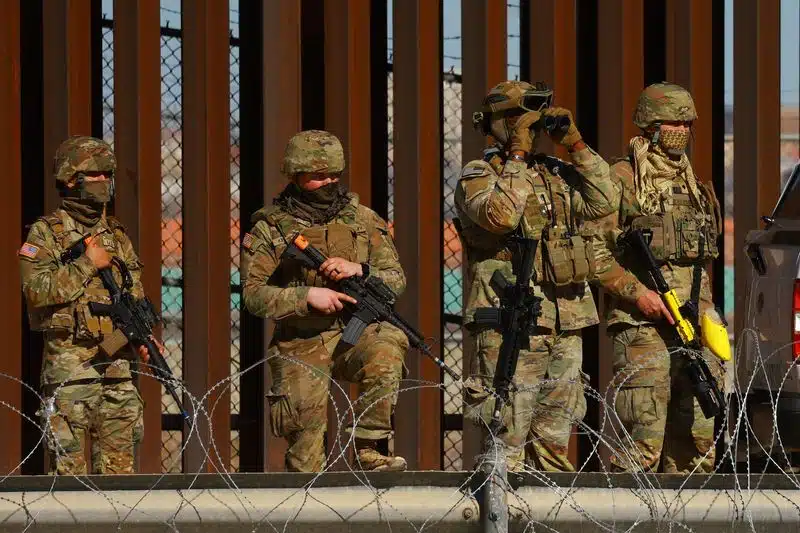 Militares y policías de Estados Unidos refuerzan presencia en la frontera con México