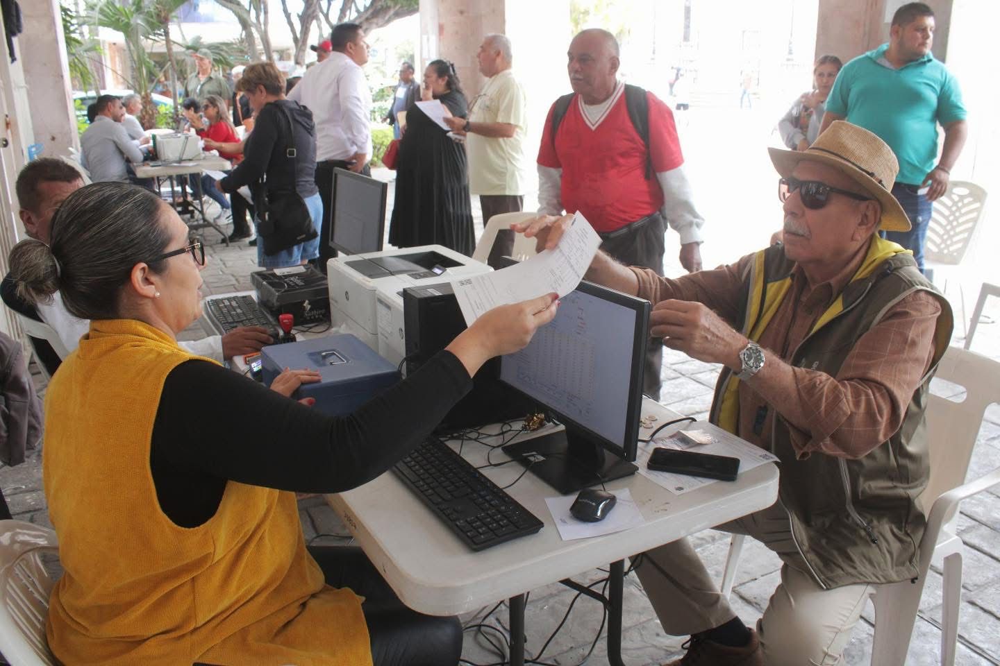 Personas pagan el impuesto predial en los módulos instalados de Mazatlán