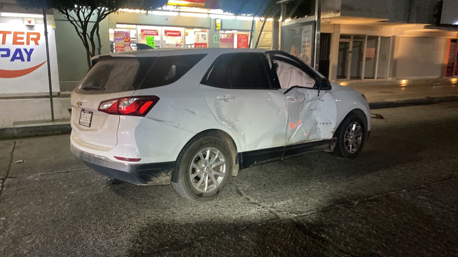 Motociclista se impacta contra un vehículo en el Centro de Los Mochis