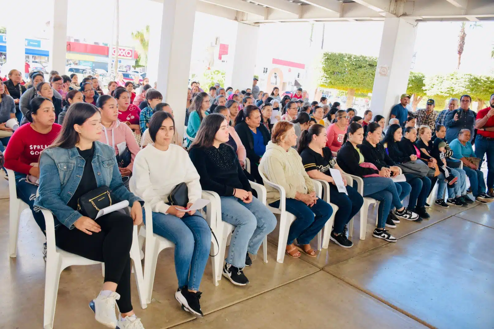 Mujeres recibiendo apoyos en Salvador Alvarado.