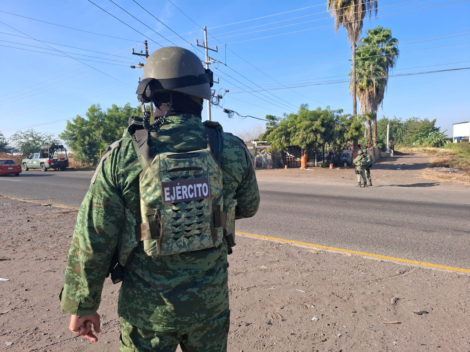 Elemento del Ejército Mexicano en zona donde localizaron cadáveres