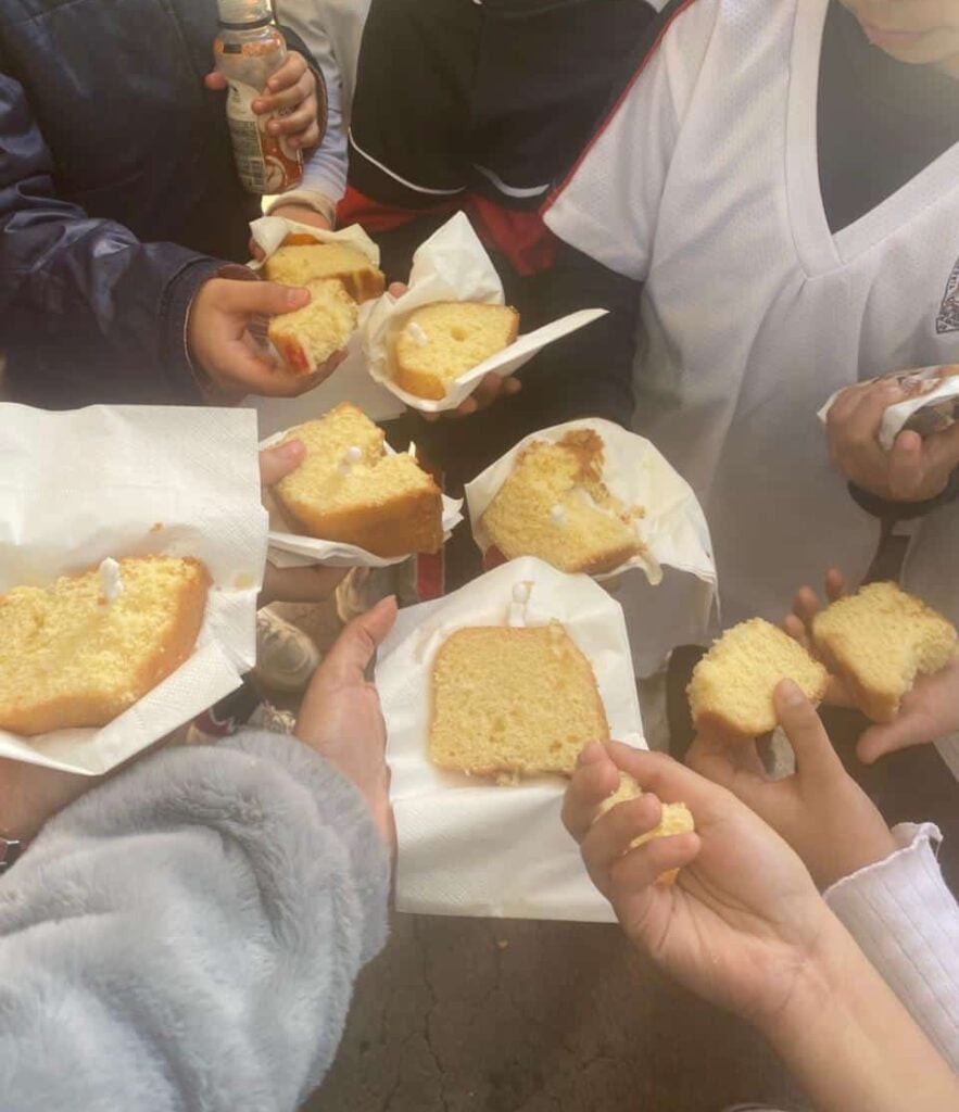 Niños y maestros disfrutan de la Rosca de Reyes en el regreso a clases en Sinaloa