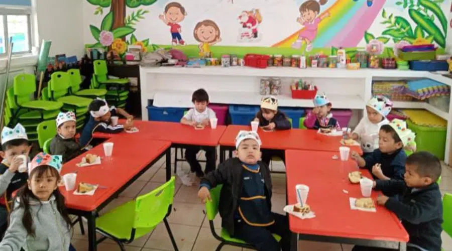 Niños y maestros disfrutan de la Rosca de Reyes en el regreso a clases en Sinaloa