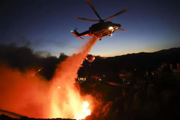 Nuevo incendio Los Ángeles provoca evacuación de 30 mil personas