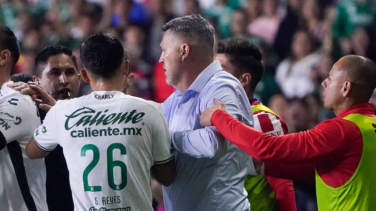 Óscar García protagoniza incidente en León vs Chivas con patada a James Rodríguez