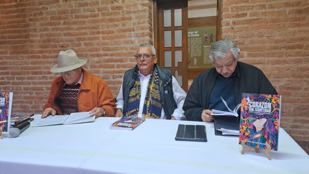 Óscar Guillermo López Moreno acompañado de integrantes de la Comhiscu Los Mochis en el Museo del Valle del Fuerte.