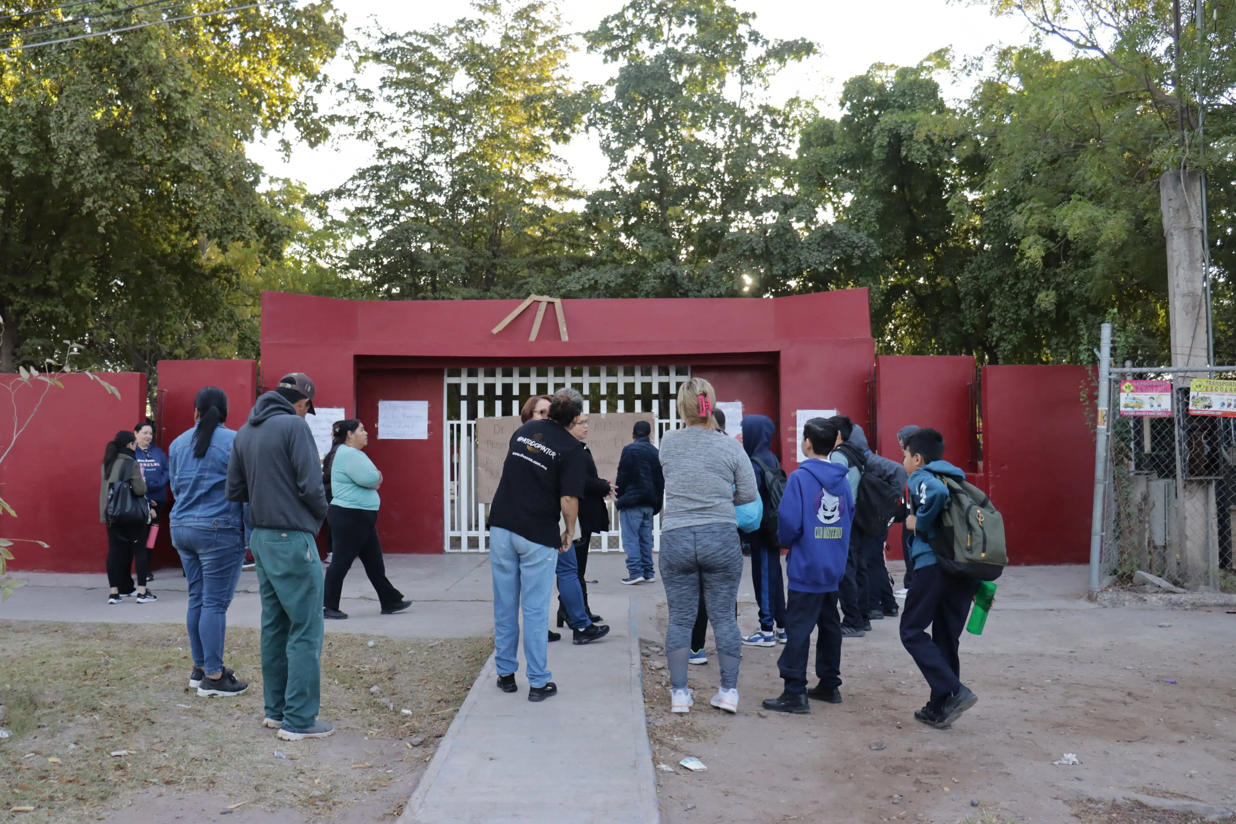 Padres ahora toman la primaria Morelos en Los Mochis