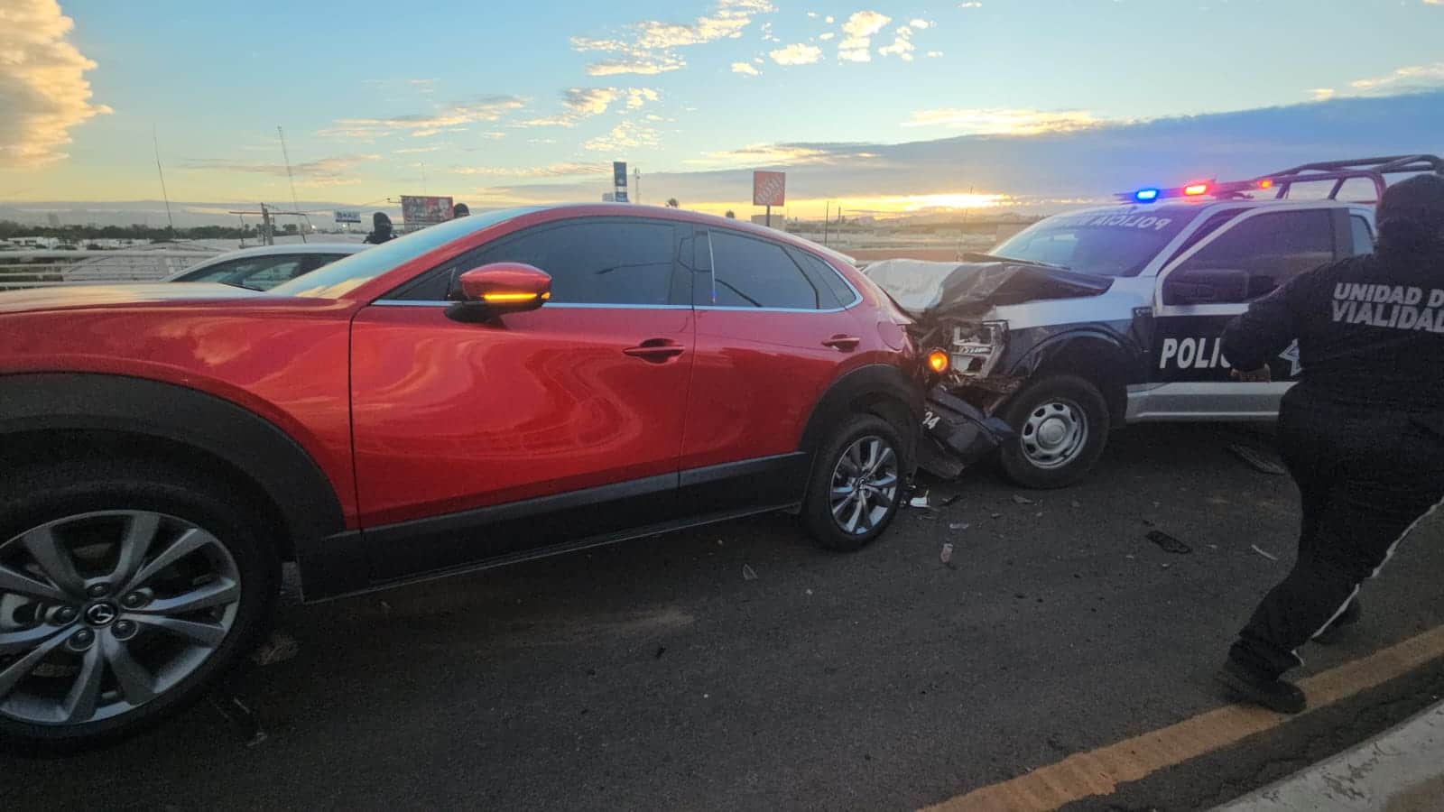 Patrulla choca por alcance contra camioneta en culiacán