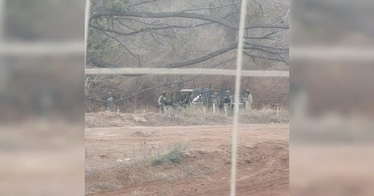 Militares en el lugar donde se aseguró la camioneta.