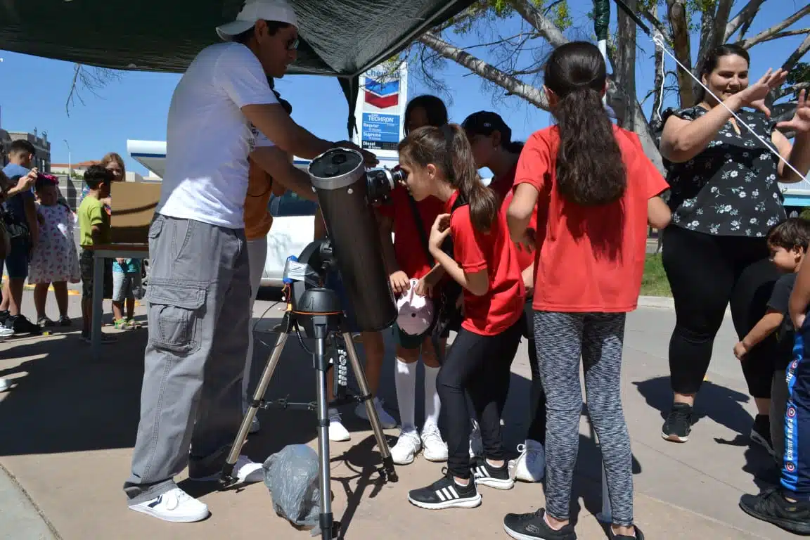 Personas usando telescopio en Los Mochis